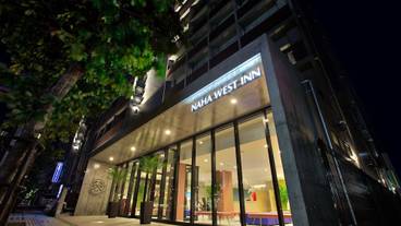 施設の正面 (日没後) / 3