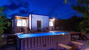 施設の正面 (日没後) / 1