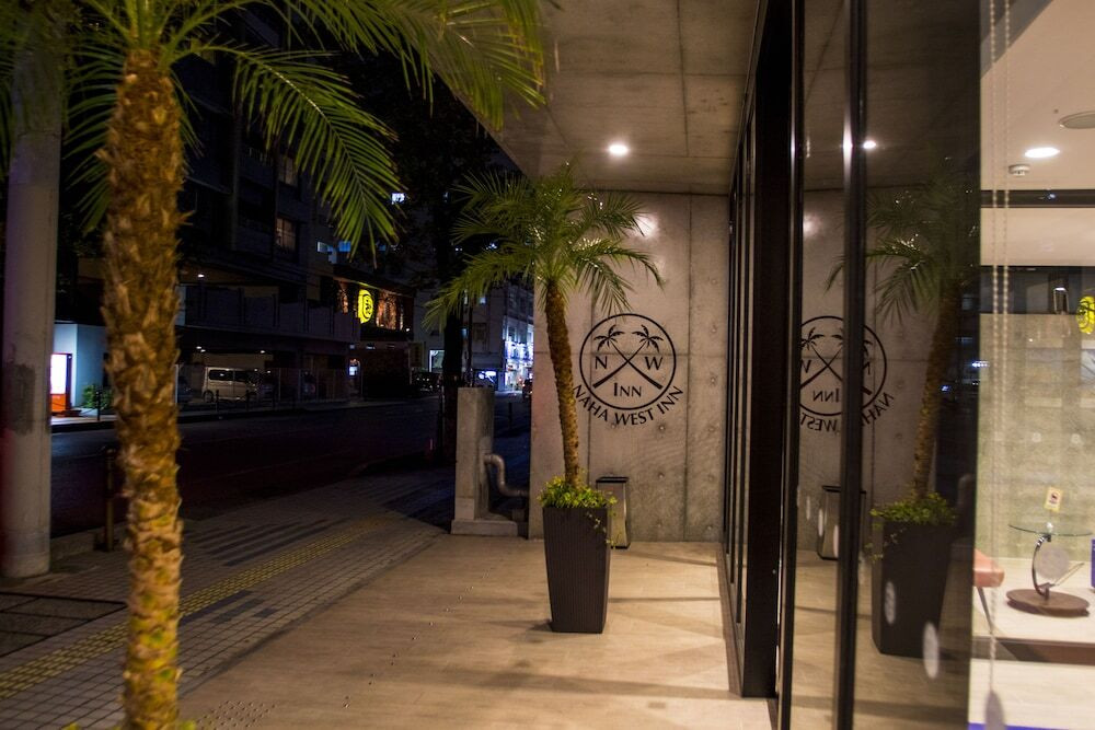 施設の正面 (日没後)