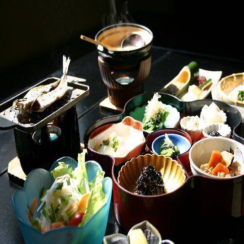 お部屋でゆったり
旅館名物の朝食を味わう / 1