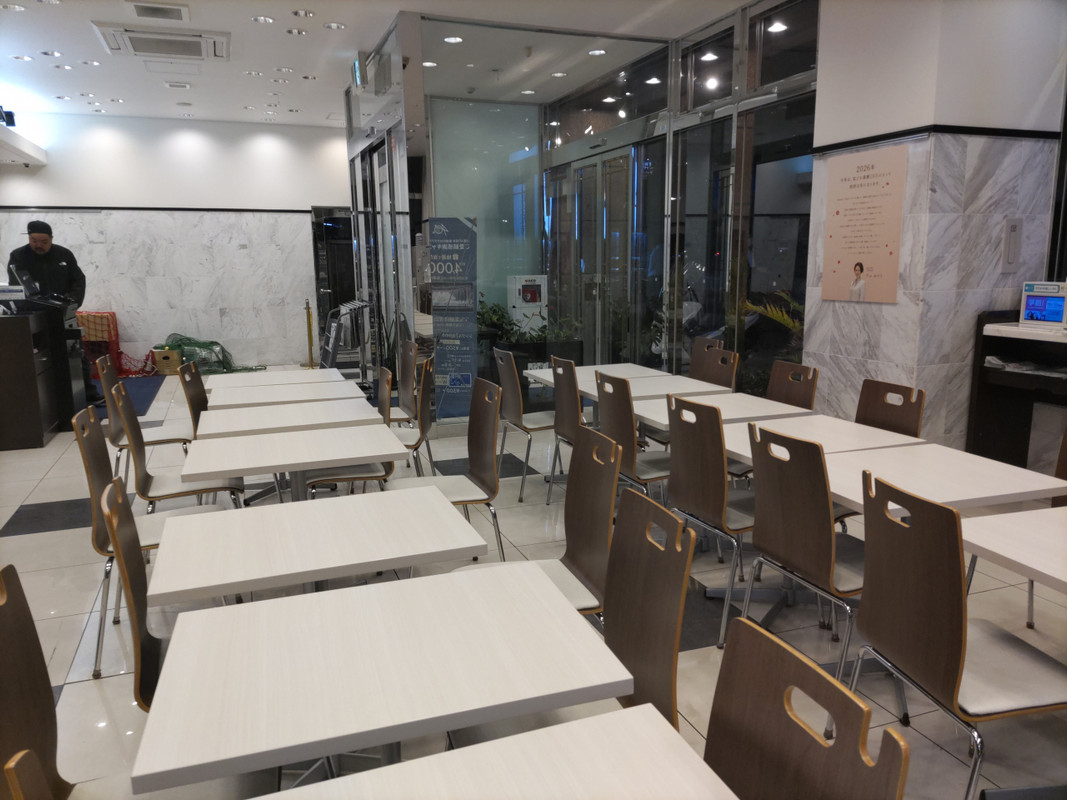 １階朝食会場。左にフロント。