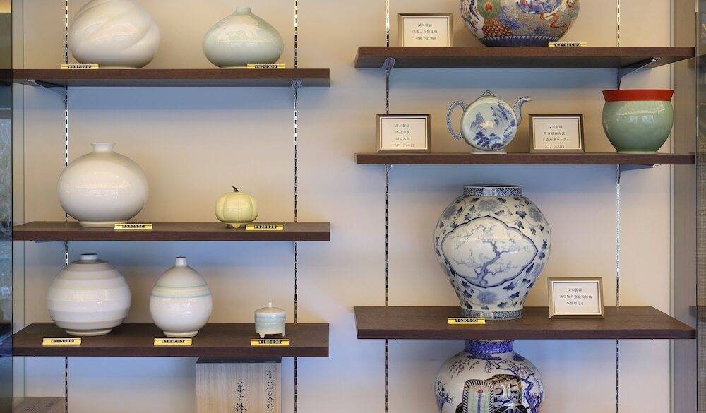 絵画鑑賞やお土産選びを
楽しむひととき / 5