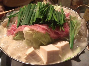 「京亀」 料理 57876004 もつ鍋白味噌2人前＋豚ロース、豆腐、こんにゃく