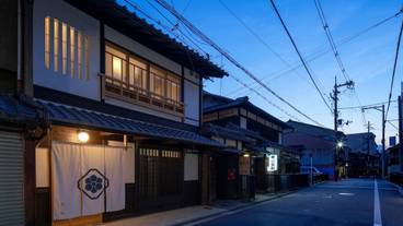 施設の正面 (日没後) / 1