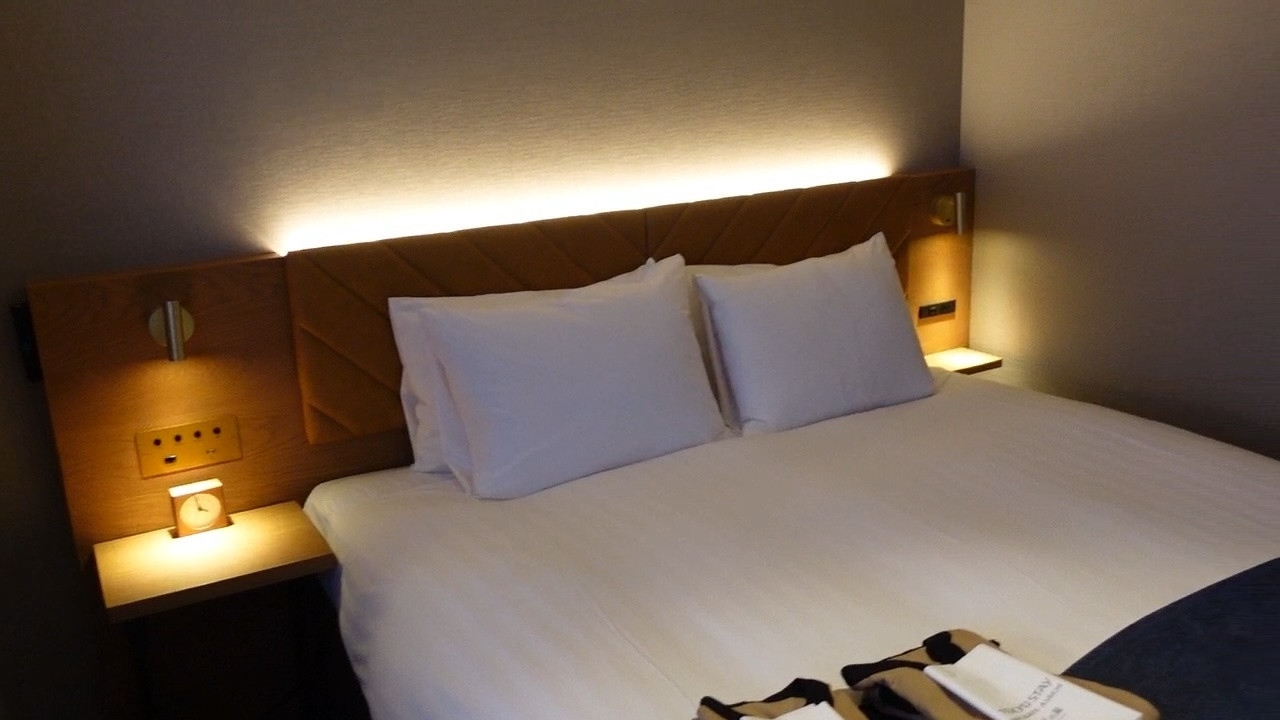 スタンダードのダブルルーム。シンプルながらモダンで清潔。