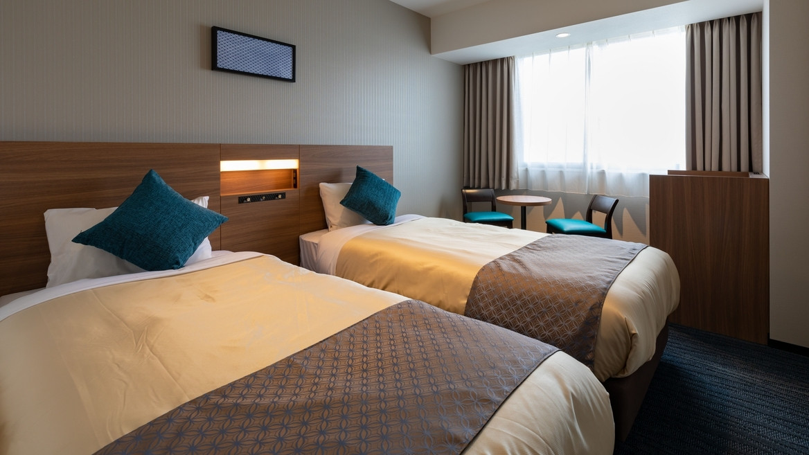 14階の「スカイレストラン」で海を眺めながら食事を楽しもう3929800