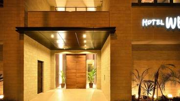 施設の正面 (日没後) / 4