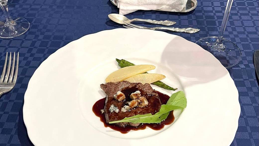 コースのお肉料理一例 / 3