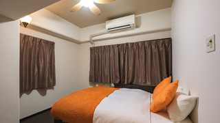 デラックスルーム　ダブルベッド1台クイーンベッド1台＆キッチン付　禁煙　清掃料金別　連泊時の清掃なし