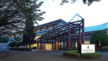 施設の正面 (日没後) / 1