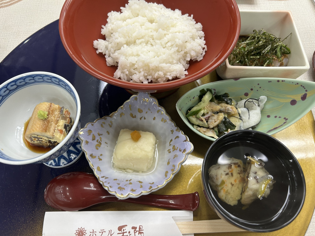 夕飯1/3。平戸名物のひらめ付き。ご飯はおかわり自由です