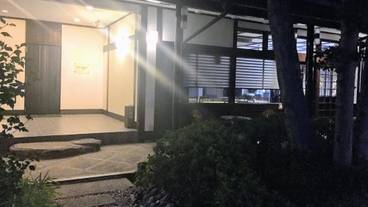 施設の正面 (日没後) / 7