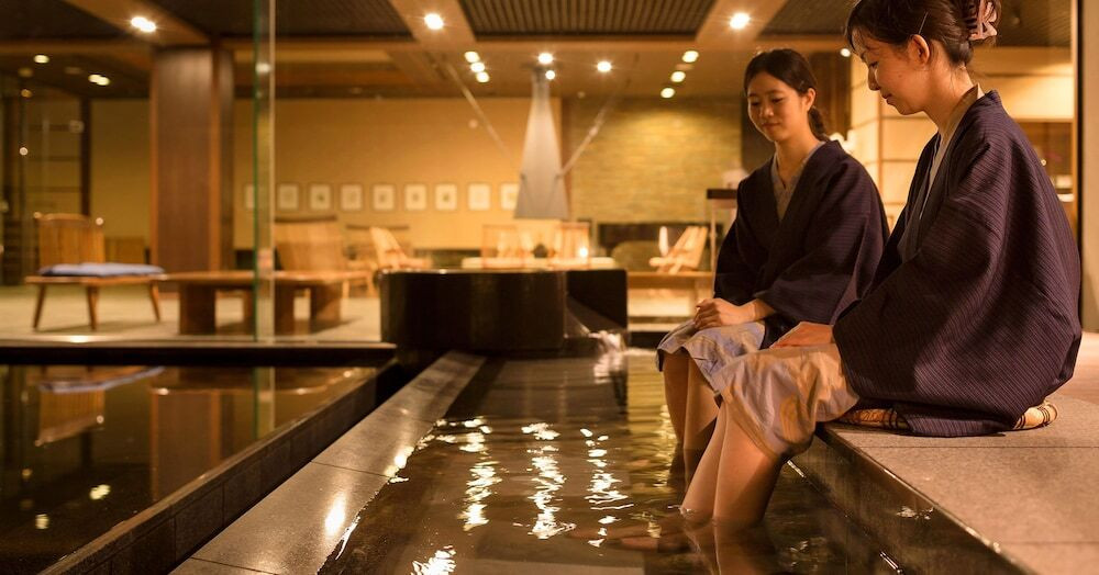 足湯テラスでまったりと。モダンな空間で名湯を堪能4022713