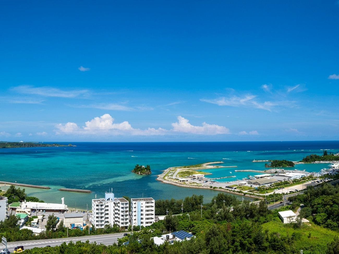 青い海に青い空、そして数々の観光地。魅力たくさんの沖縄へ3275080