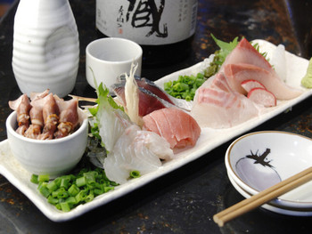 「笑男酒場 や～まん」料理 930159 とれたての地魚を味わうなら『お刺身盛り合せ』