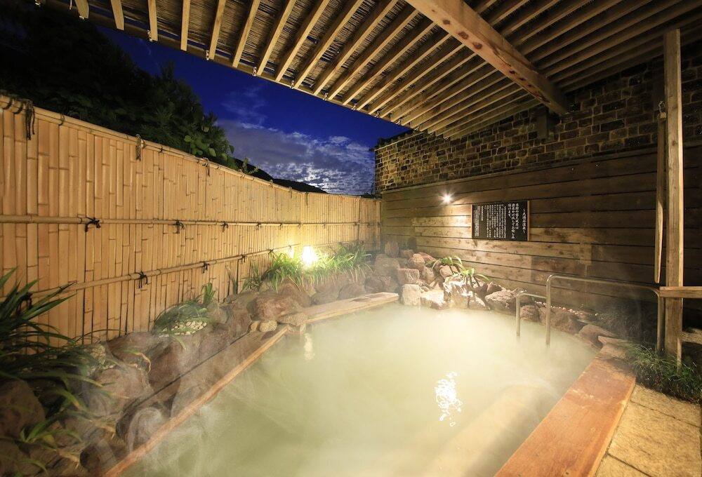 温泉らしさたっぷりのにごり湯で、しっとり美肌に4020337