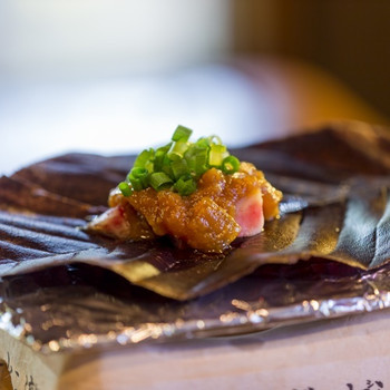 高山名物の「朴葉味噌」は、ホカホカのごはんと良く合います3717594