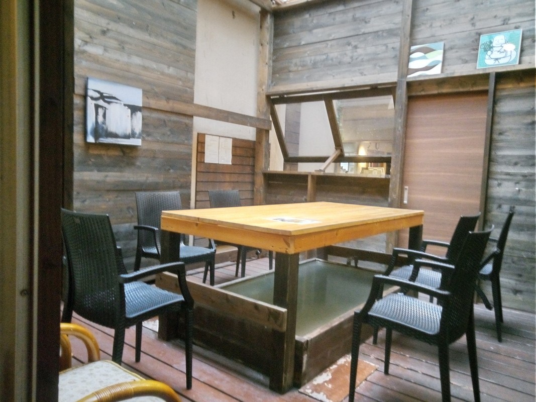 湯上り処から見た足湯です。