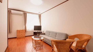 トリプルルーム シングルベッド 3 台 共用バスルーム