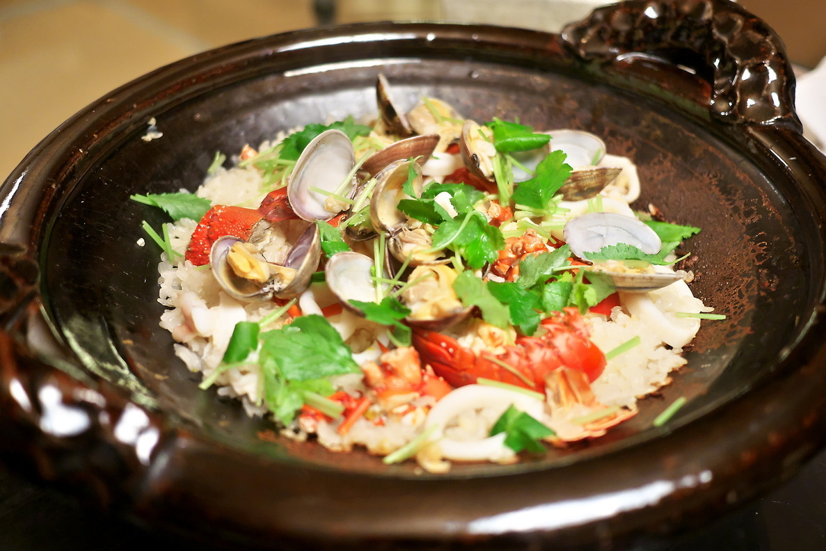 「あきば何求庵」 料理 37657406 伊勢海老と魚介の炊き込みご飯。このお宿の名物。