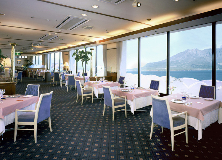 鹿児島県鹿児島市　城山公園展望台から望む噴煙を上げる桜島