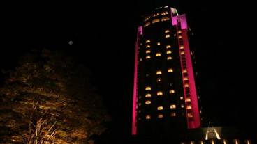 施設の正面 (日没後) / 1