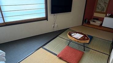 客室 / 8