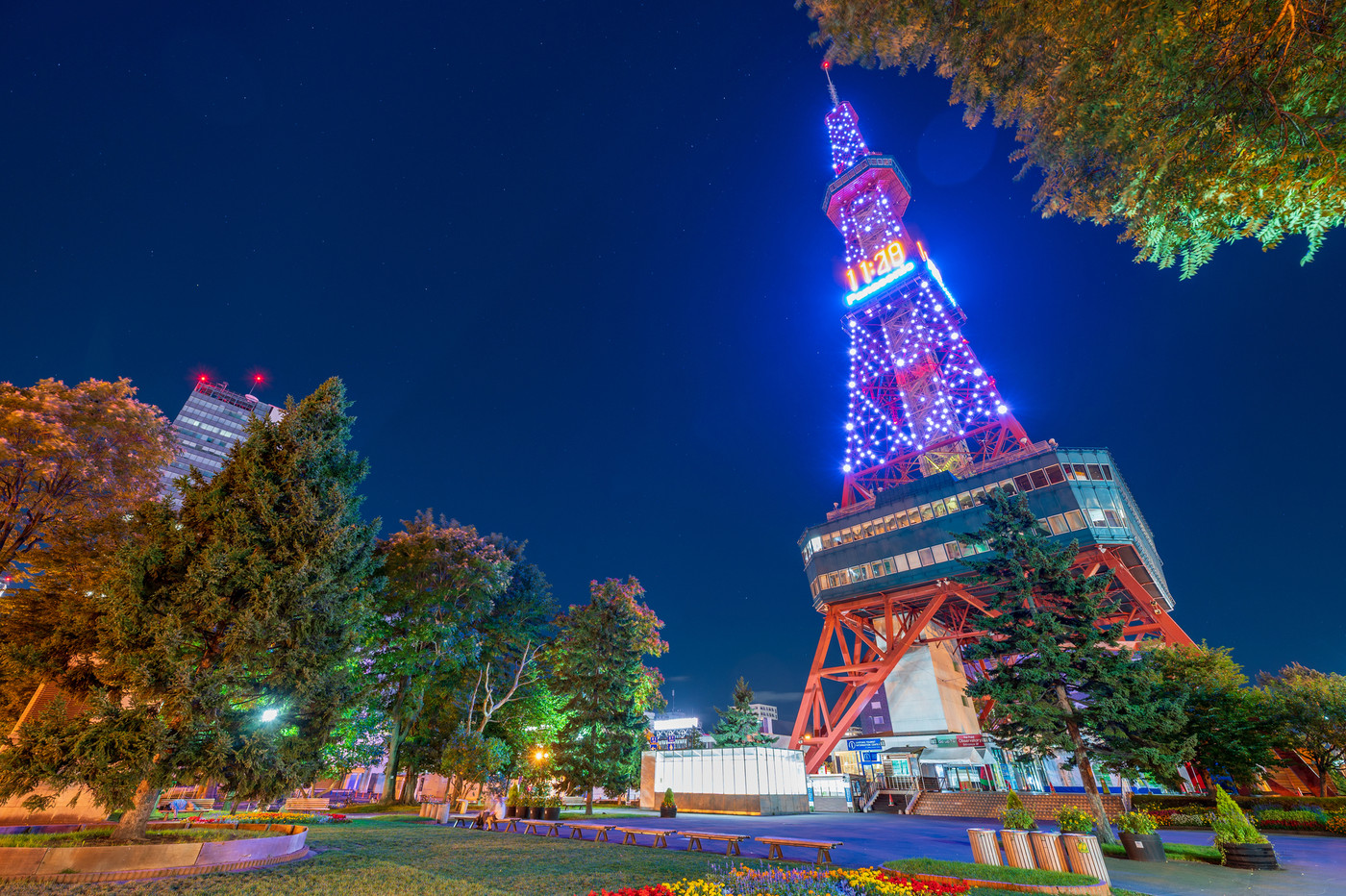 晴れの夜空に青白くライトアップされた札幌テレビ塔の夜景｜北海道札幌市札幌大通公園