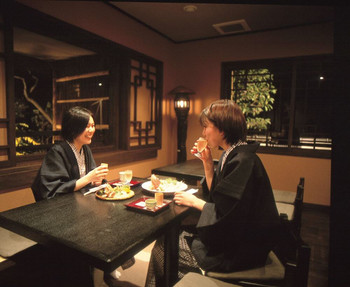 天橋立観光の中心地。上質な和モダン空間でブランドカニを楽しむ3418906