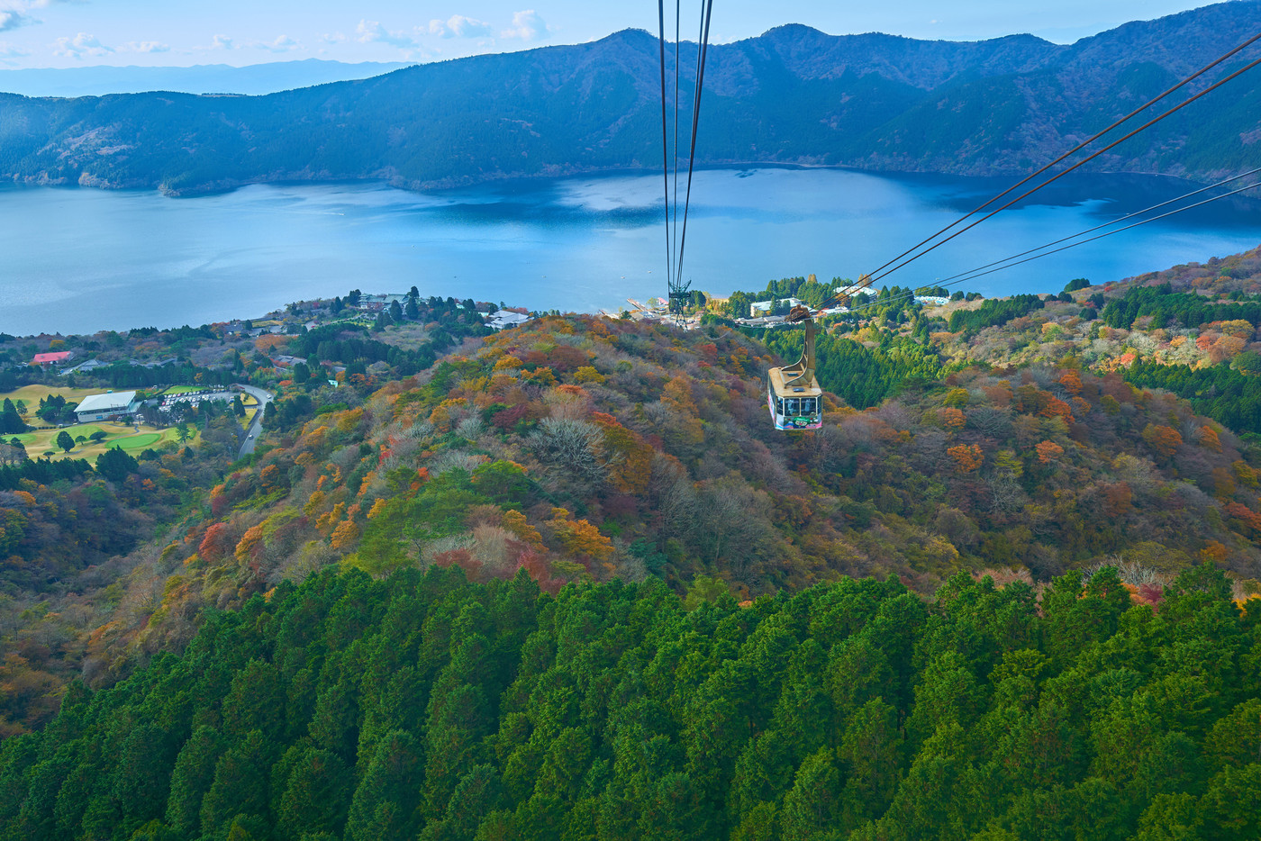 神奈川県箱根町 秋の箱根駒ヶ岳山頂から芦ノ湖方面の眺望