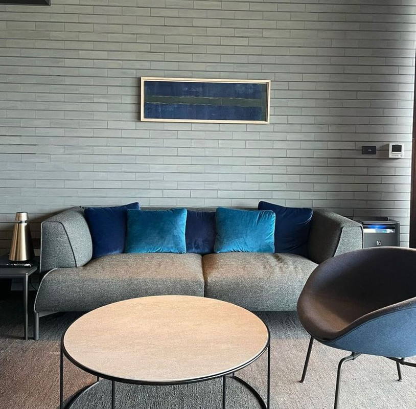 「スイートルーム ソラ」のソファ。おしゃれで落ち着けるインテリアで寛げる / 1