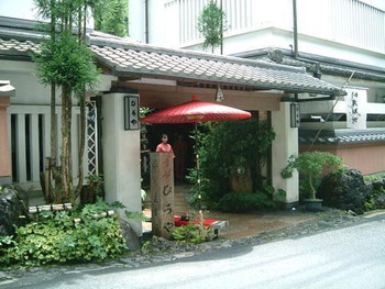 「ひろや」外観 1133559 店先には「川床料理」の旗がはためいてます