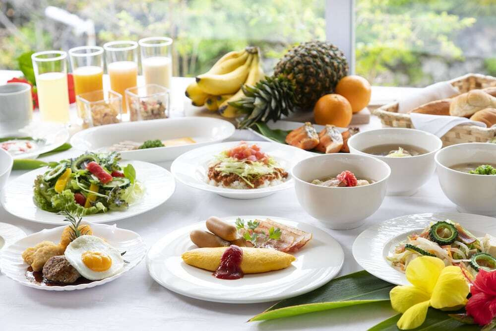 光あふれる明るい空間で、沖縄らしさ満点の朝食を4286720