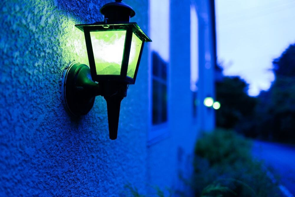 施設の正面 (日没後)