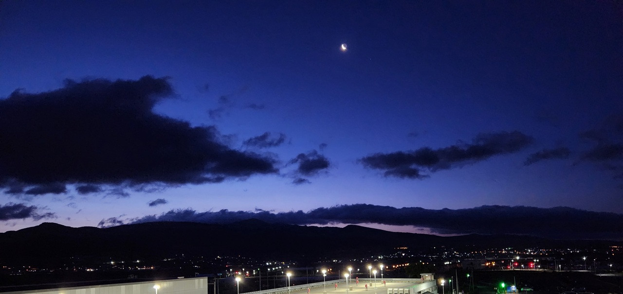 部屋から朝焼け、朝３時過ぎで明るい