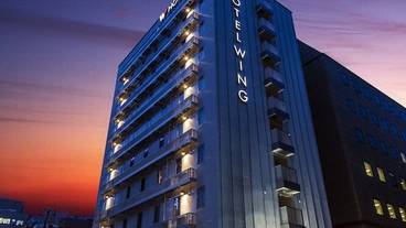 施設の正面 (日没後) / 3