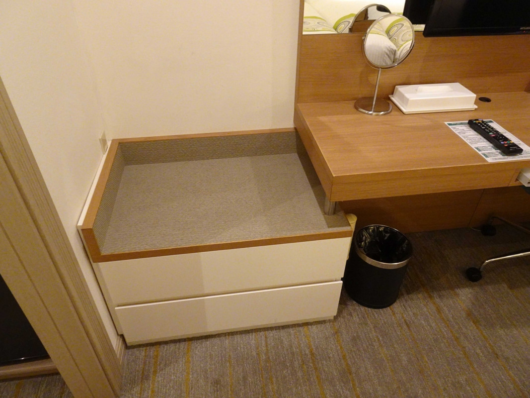 ツインなので、スーツケースを置く台もありました