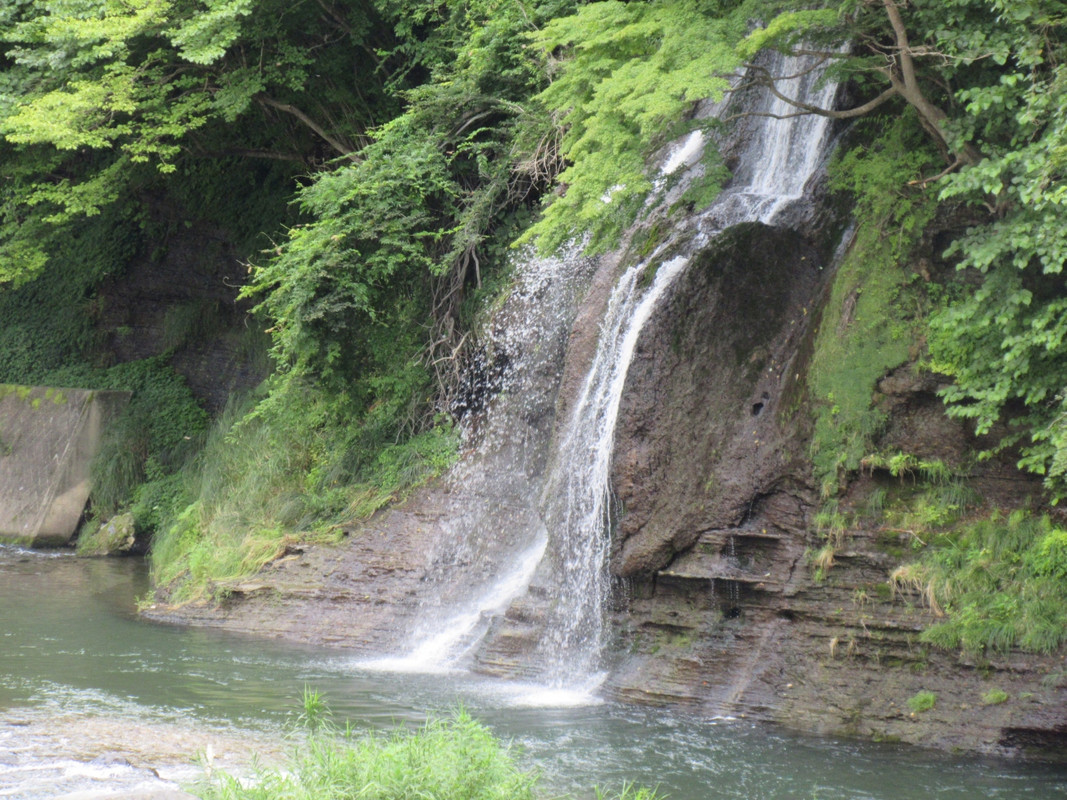 由緒ある「七絃の滝」でした