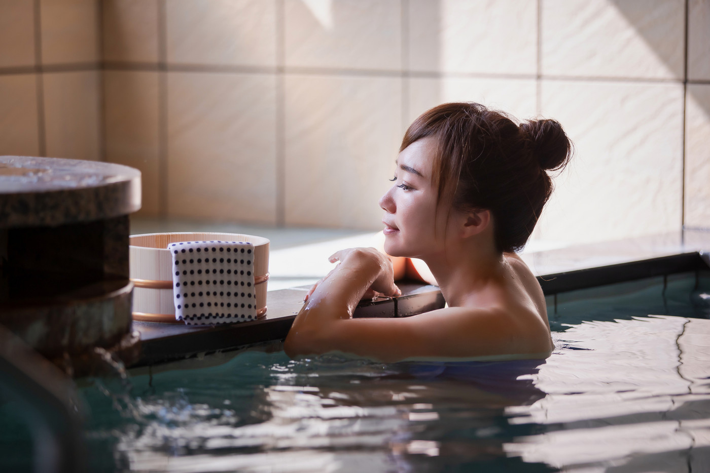 温泉に入る女性