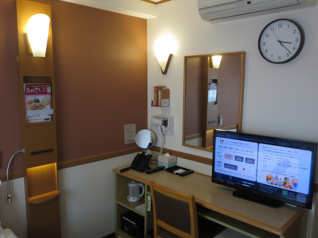 東横インの標準的雄な調度品には無駄がないです。