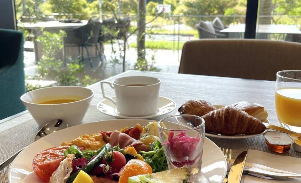 広々ダイニングで
色とりどりの朝食
 / 3