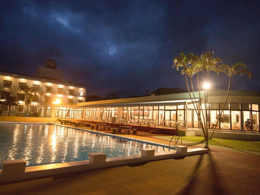 施設の正面 (日没後)