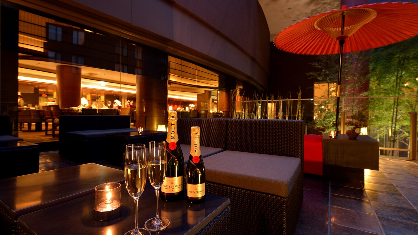 京風情が感じられる個性的なバーでのんびり寛ぐ3716395