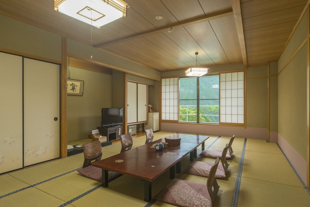 客室内のダイニングエリア