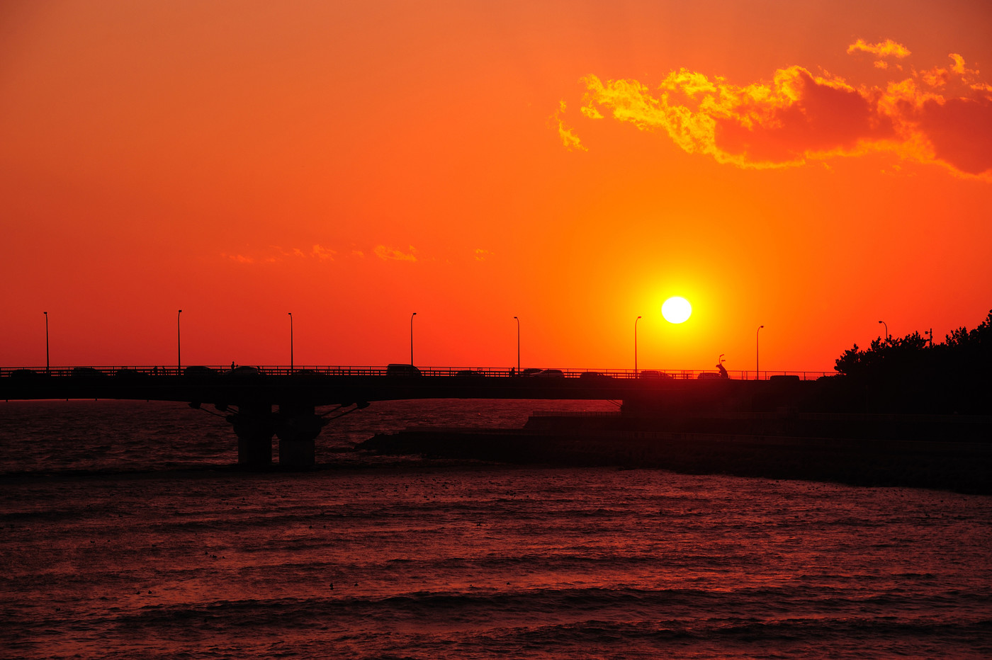 美浜大橋と夕日