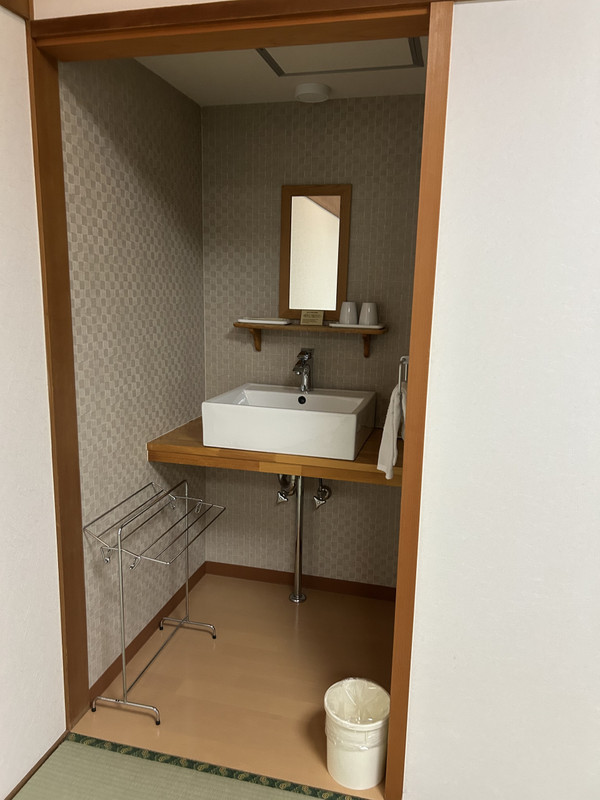 部屋に洗面台があるとレトロを感じます