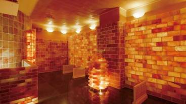 赤い岩塩を使用した岩盤浴 / 3