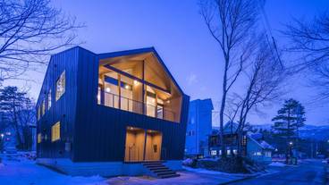 施設の正面 (日没後) / 1