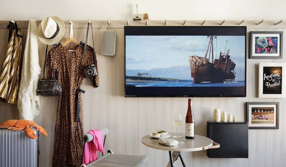 コンパクトで機能的
おしゃれな客室 / 2