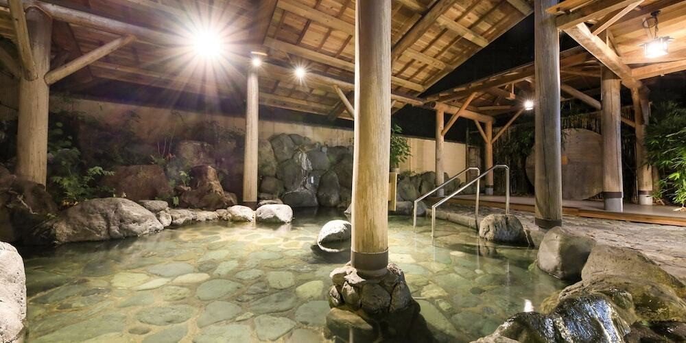 ドームテント内の半露天風呂か、天然温泉の大浴場でリラックス4248463